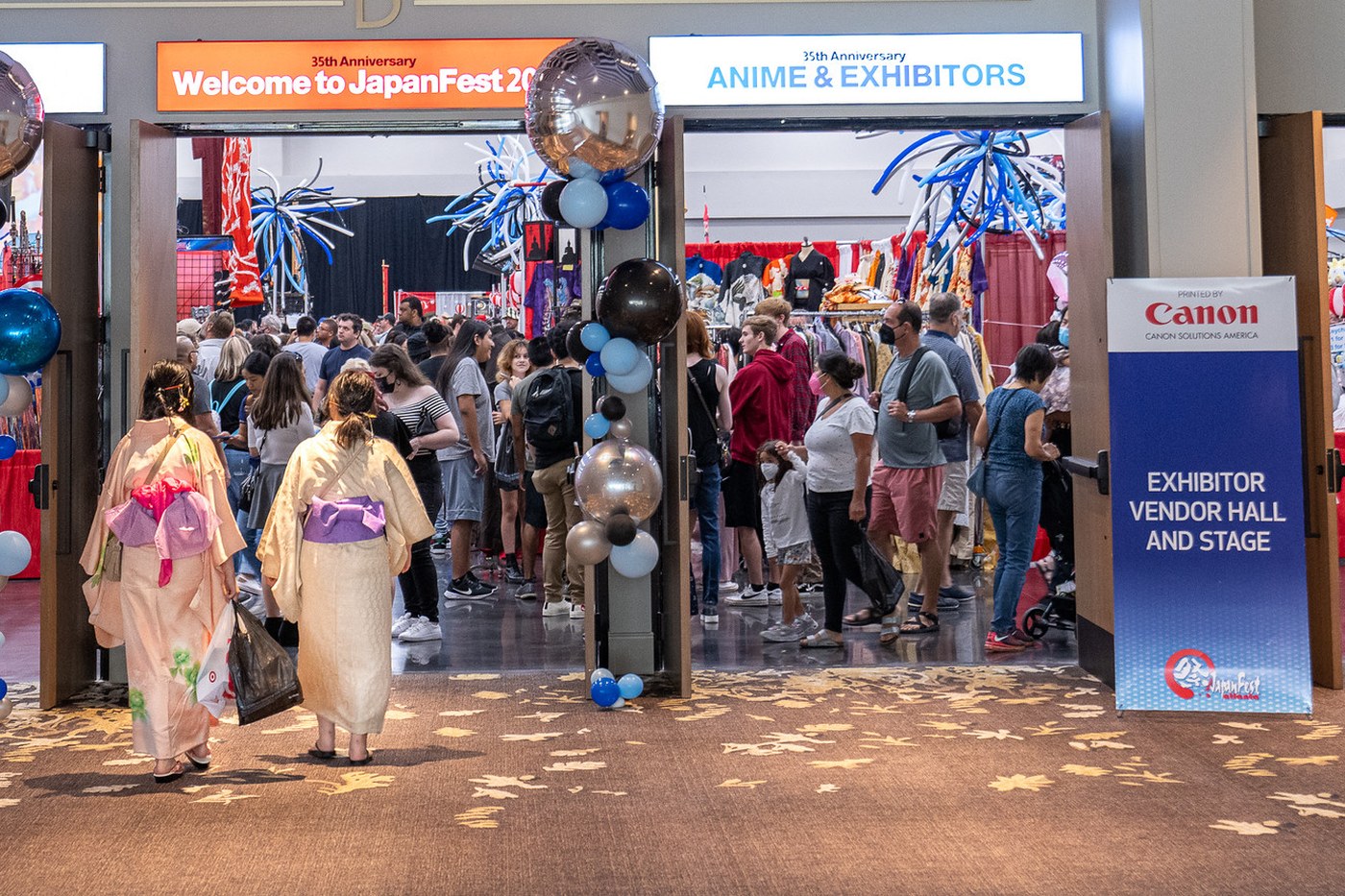 Crowds arriving at JapanFest